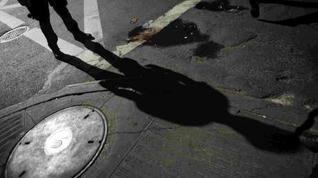 Karma instantáneo: Intentan robar una tapa de alcantarilla (pero algo sale mal)