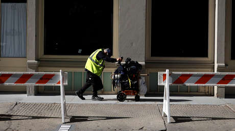 Un estadounidense vive debajo de un puente tras perder su casa y su trabajo debido a la pandemia