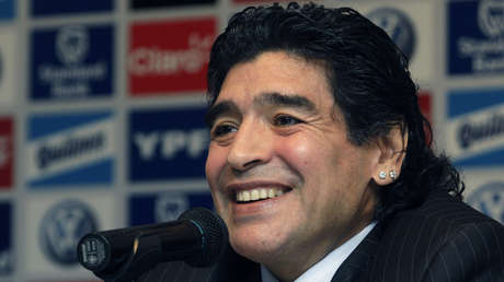 Aparece una foto inédita de Maradona abrazando a su 'hermano menor' italiano cuando jugaba en el Nápoles