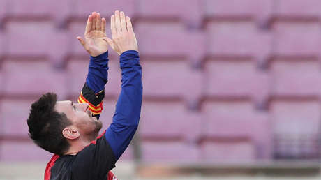 Messi casi imita el gol de la 'mano de Dios' de Maradona