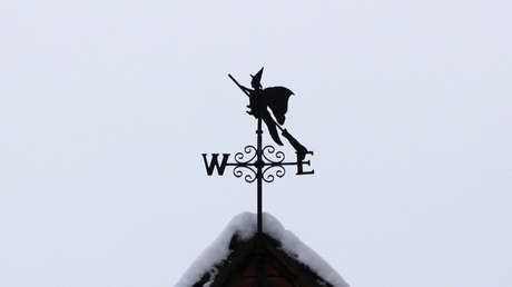 Una pareja encuentra un escondite lleno de zapatos y cráneos de animales bajo la escalera de su casa del siglo XVI