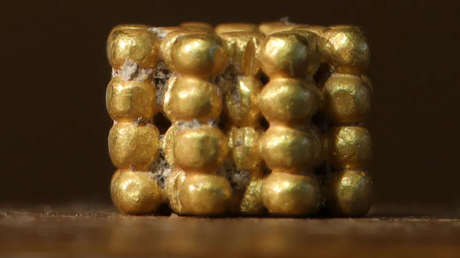 FOTOS: Un niño encuentra por casualidad un abalorio de oro de 3.000 años de antigüedad en Jerusalén