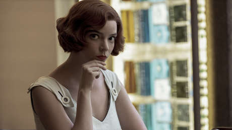 La Red se llena de memes para imaginar lo que ve la protagonista de la serie 'Gambito de dama' cuando mira el techo