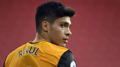 El delantero mexicano Raúl Jiménez es operado de una fractura de cráneo por un escalofriante choque en un partido contra el Arsenal