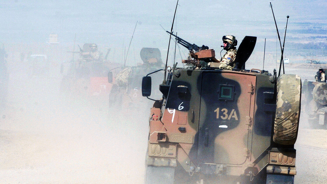 Imágenes revelan que tropas australianas bebieron cerveza de pierna protésica de un talibán muerto durante su misión en Afganistán