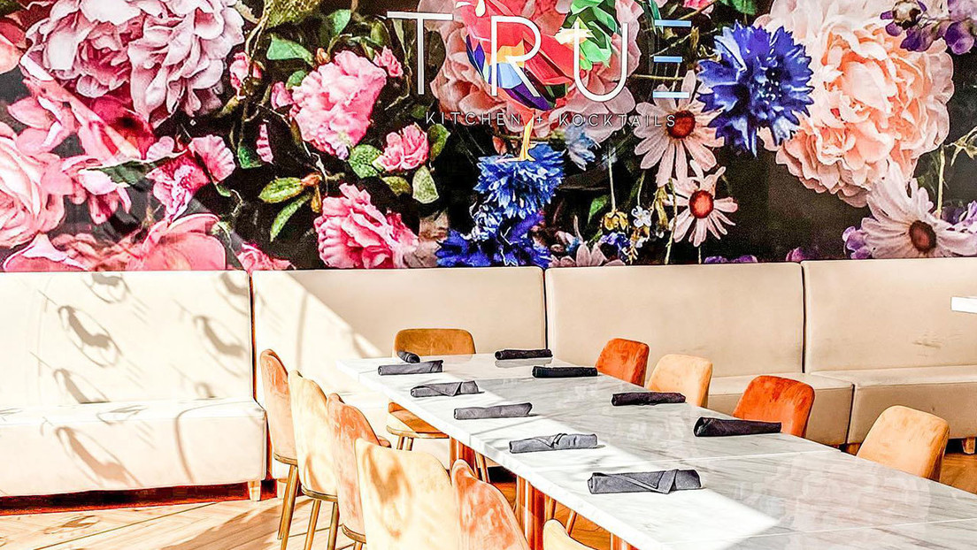 "Si quieren hacerlo, lárguense de aquí": discurso encendido del dueño de un restaurante enojado por el perreo de unas clientas se hace viral