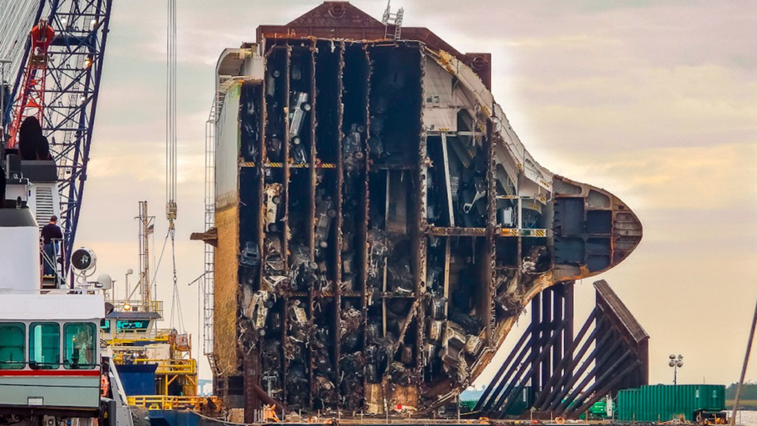 Cortan un carguero naufragado con más de 4.000 autos a bordo con una enorme cadena de acero para sacarlo a flote