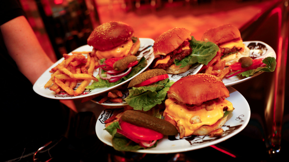 Una mesera recibe una propina de 2.000 dólares pero no ve ni un centavo de ella por las políticas del restaurante