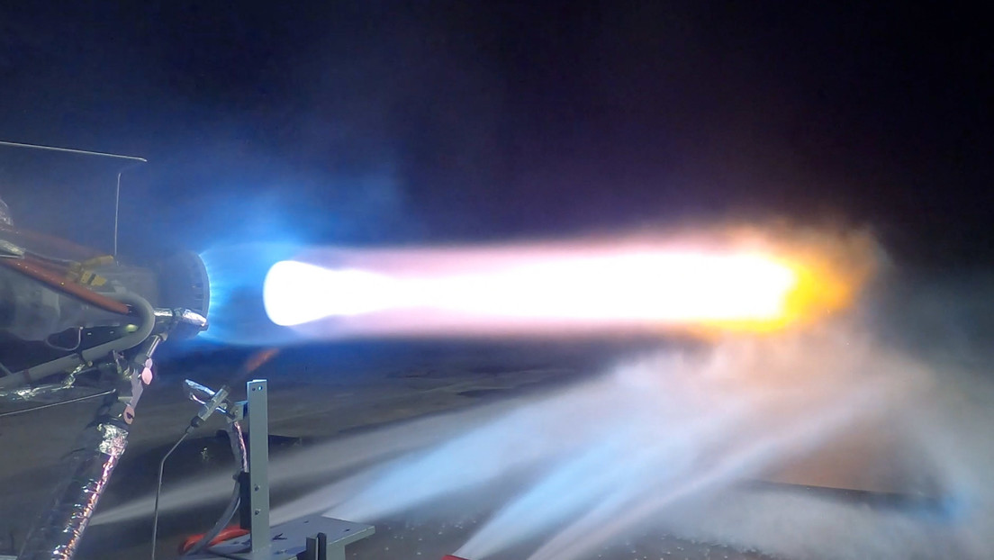 Jeff Bezos promete llevar a la primera mujer a la Luna y muestra "el motor que lo hará" (VIDEO)