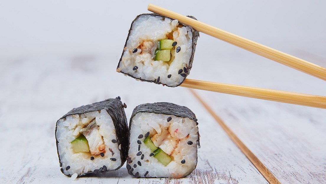 Una mujer sufre alucinaciones e insomnio después de comer sushi de cinco días atrás