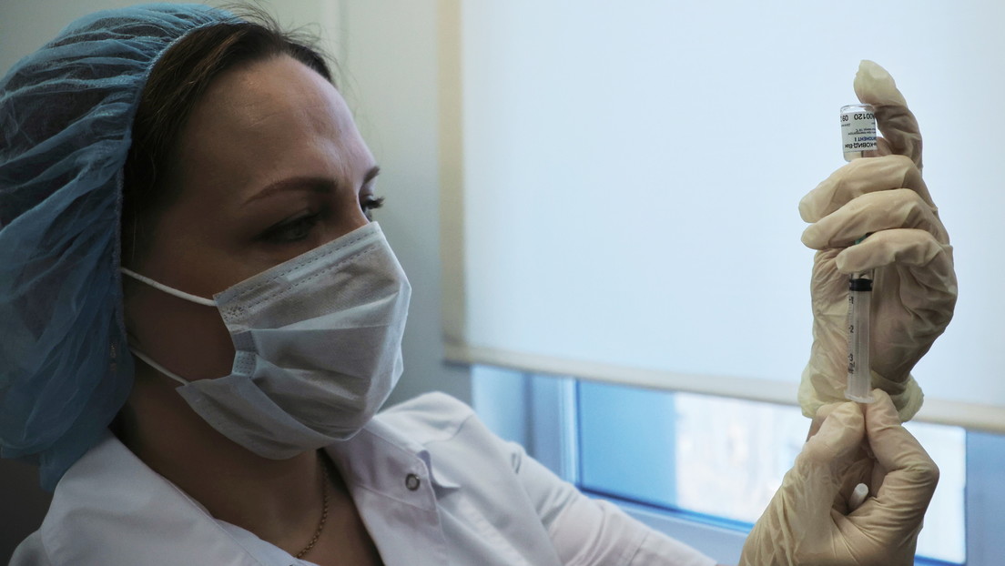 Revelan cómo se sienten los voluntarios que recibieron la segunda vacuna rusa contra el covid-19 EpiVacCorona