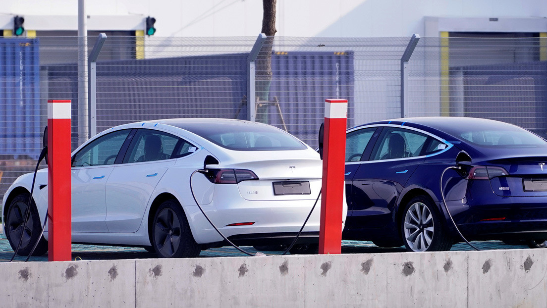 VIDEO: Un Tesla graba el momento en que su dueño es atacado por un hombre con una herramienta metálica
