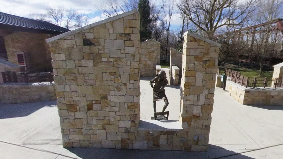 FOTOS: Vandalizan con propaganda nazi un monumento a Ana Frank en EE.UU.