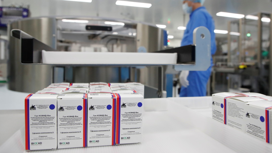 El creador de la vacuna rusa Sputnik V sugiere que podrá proteger contra el covid-19 durante dos años