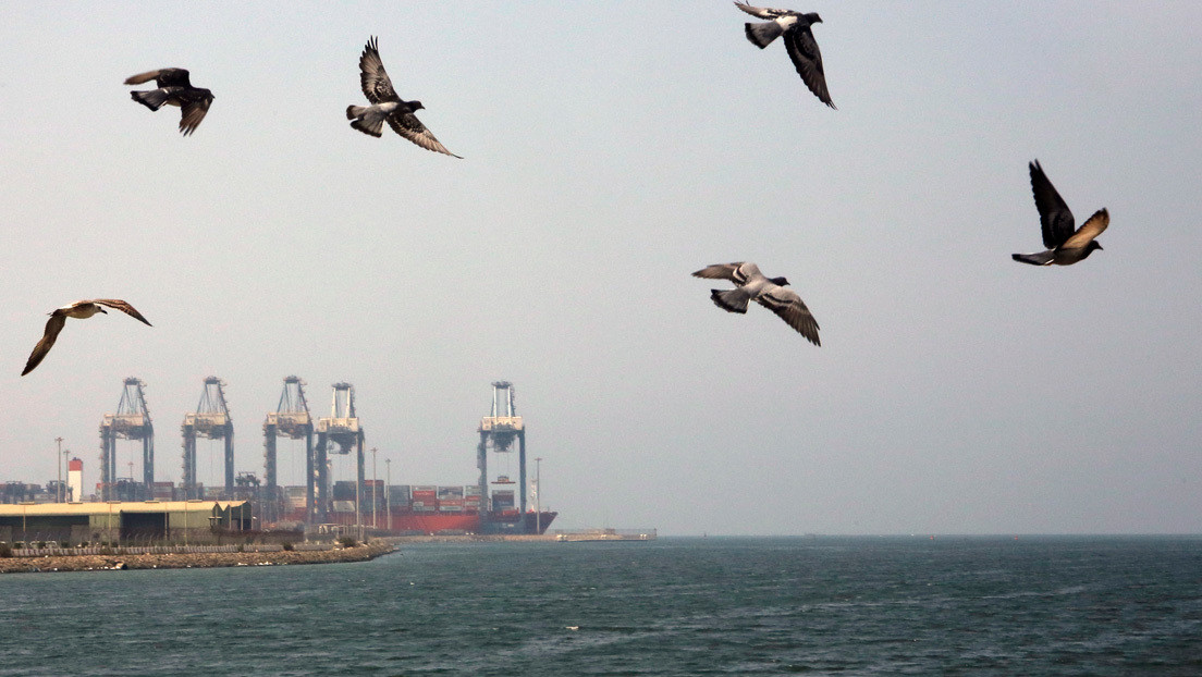 Un petrolero es atacado con un barco cargado de explosivos en Yeda y las autoridades sauditas lo califican de acto terrorista