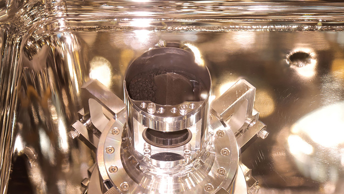 FOTO: La cantidad inesperadamente grande de muestras del asteroide Ryugu traídas a la Tierra por la sonda Hayabusa 2 deja pasmados a los científicos