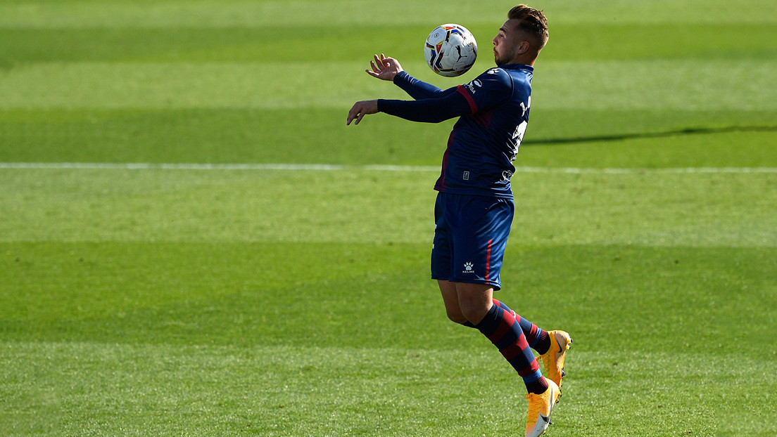 VIDEO: Un futbolista español rompe en llanto al dedicarle un gol a su abuela hospitlizada por covid-19