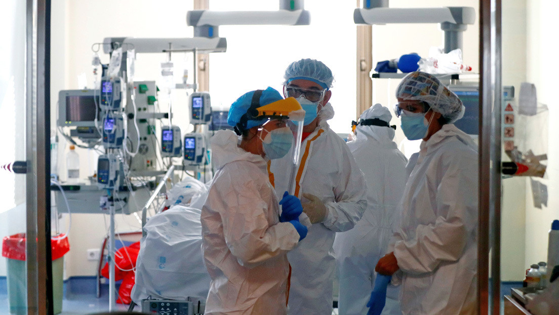 Un joven médico español se hace viral por sus peculiares mensajes sobre el coronavirus en vísperas de Navidad