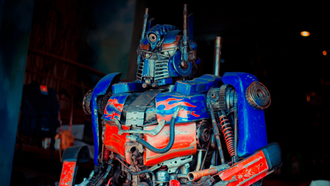 VIDEO: Un hombre convierte autos viejos en asombrosos Transformers