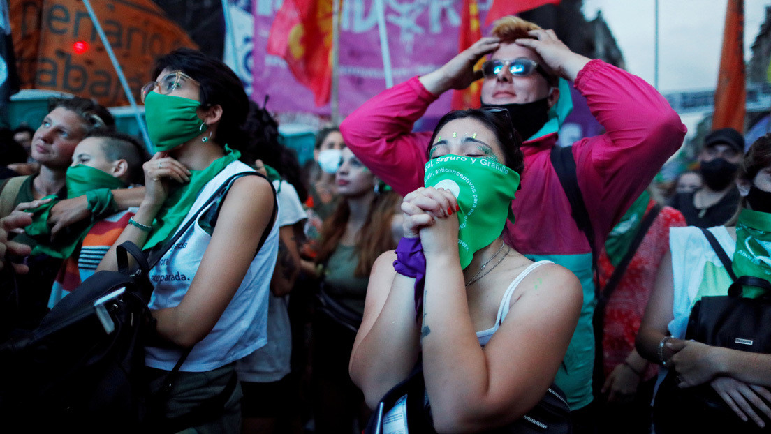 Del Holocausto a fetos de plástico y ciencia falsa: cómo se distorsionó el debate por legalización del aborto en el Senado argentino