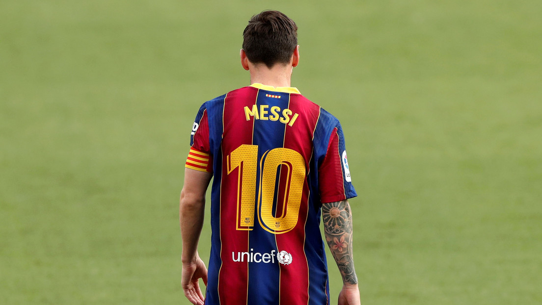 VIDEO: Lionel Messi sorprende con un bonito gesto a uno de sus fanes más fieles, que lo esperaba afuera del Camp Nou