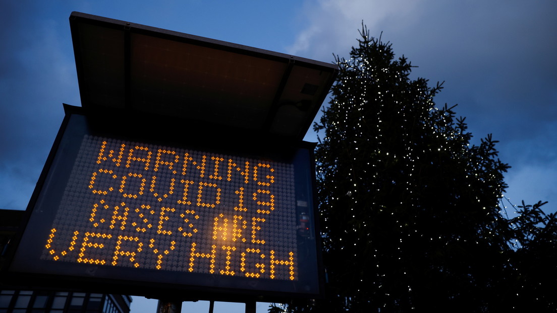 El secretario de Salud británico declara que la nueva variante del coronavirus está "fuera de control"