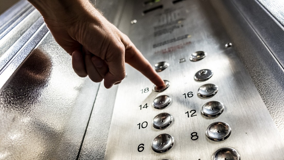 VIDEO: Un hombre entra en un ascensor lleno, le tose en la cara a un anciano y este reacciona de una manera inesperada