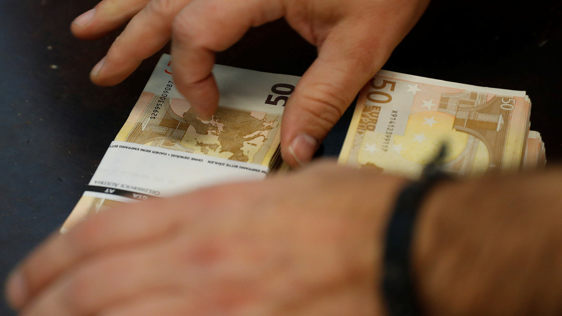 Busca vender su casa por deudas y un sobrino lo salva al descubrir un tesoro olvidado mientras limpiaba