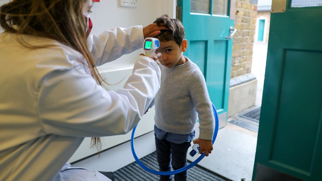 La nueva cepa de coronavirus "parece ser más transmisible en jóvenes y niños", advierte un experto de la OMS