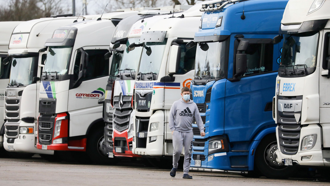 El Ejército británico se despliega para hacer test a los miles de camioneros, la mayoría españoles, retenidos en la frontera por la nueva cepa