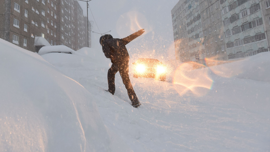 Así se congela el agua hirviendo al contacto con el frío del círculo polar ártico (VIDEO)