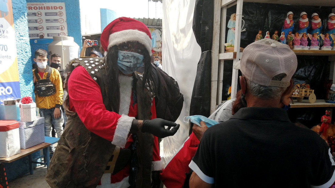 Estrellas de la lucha libre imponen la ley de barbijo a sillazos en las calles de una ciudad mexicana (VIDEOS)