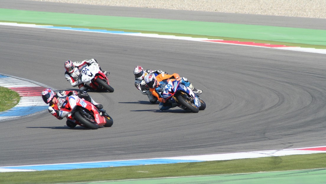 Un motociclista festeja su triunfo antes de tiempo y termina en tercer lugar (VIDEO)