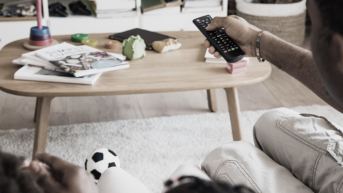 Una niña muere después de tragarse una pila del control remoto de la televisión