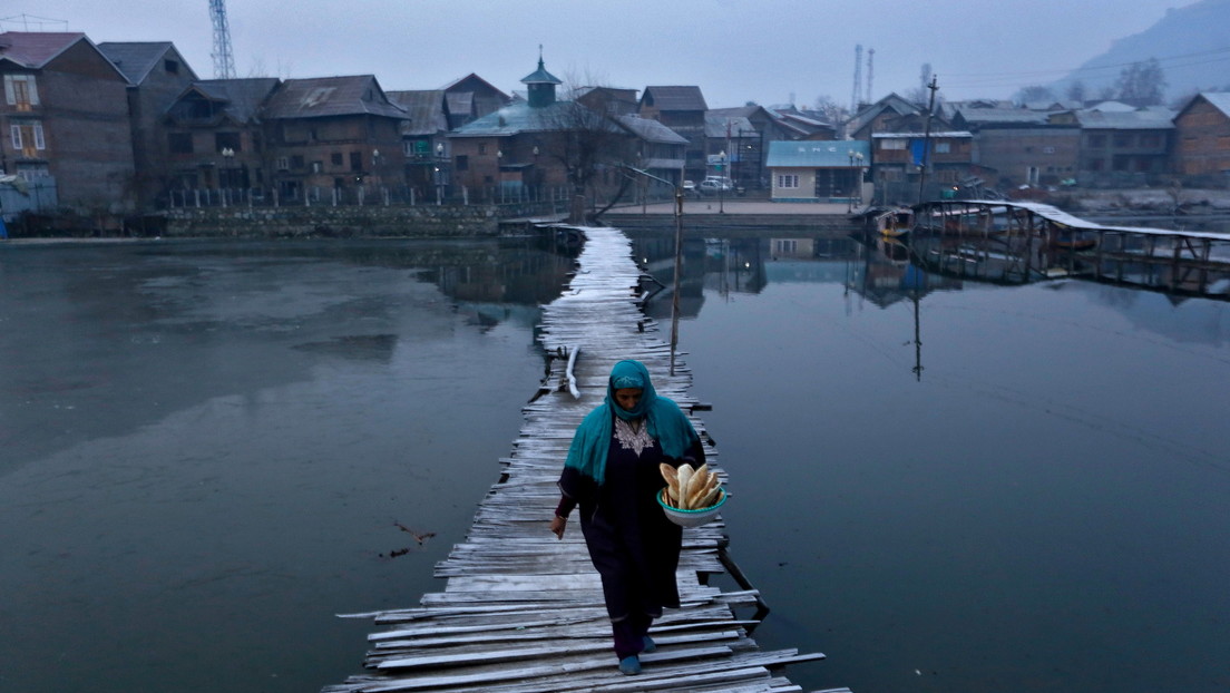 Un hombre 'se apuesta' a su mujer en un juego de azar, deja que sus amigos la violen y le arroja ácido al resistirse