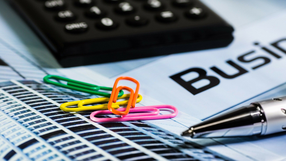 Un hombre logra canjear un clip por un terreno y espera terminar recibiendo una casa