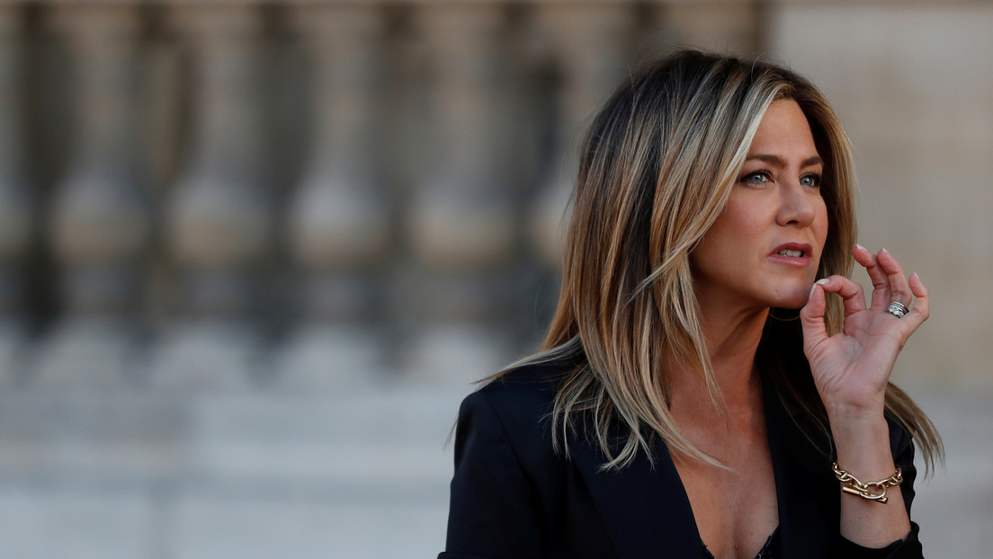 Jennifer Aniston desata una 'batalla' entre fans y críticos al mostrar un adorno navideño sobre el covid-19