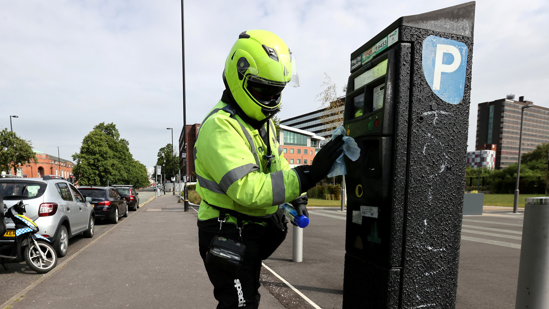 Multan a una mujer que brindó primeros auxilios a un hombre infartado por excederse unos minutos en el parquímetro