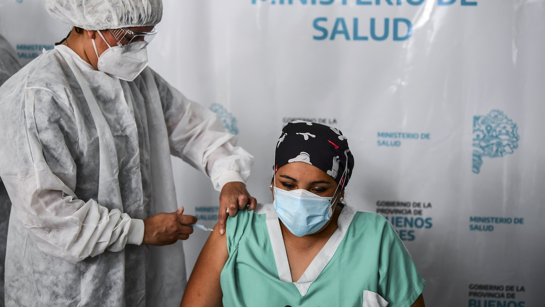 "La campaña de vacunación más grande la historia": Los trabajadores sanitarios son los primeros en recibir la Sputnik V en Argentina (VIDEO)