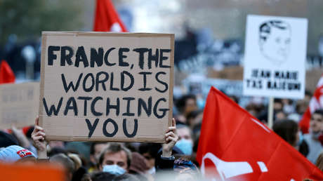 Acusan de "violencia deliberada" a los cuatro policías franceses que golpearon brutalmente a un productor musical negro en París