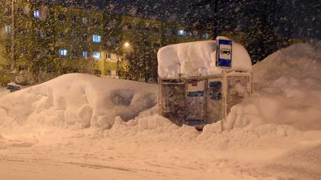 Coches, señales de tráfico y paradas de autobús quedan enterrados bajo enormes montones de nieve en una ciudad rusa