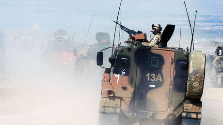 Imágenes revelan que tropas australianas bebieron cerveza de pierna protésica de un talibán muerto durante su misión en Afganistán