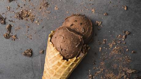 VIDEO: Un policía abre fuego contra delincuentes en una heladería mientras su hijo continúa comiendo helados como si nada