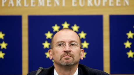 Un eurodiputado húngaro conocido por su retórica anti-LGBT asiste a una orgía gay pese a las restricciones por el covid-19 y huye por una tubería