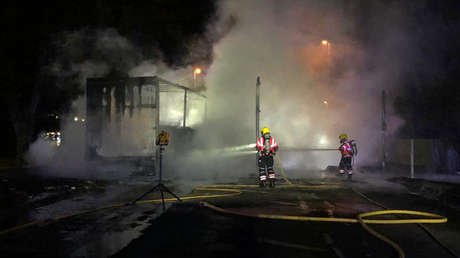 VIDEO: Un camión explota en una enorme bola de fuego cerca de una gasolinera