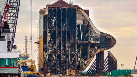 Cortan un carguero naufragado con más de 4.000 autos a bordo con una enorme cadena de acero para sacarlo a flote