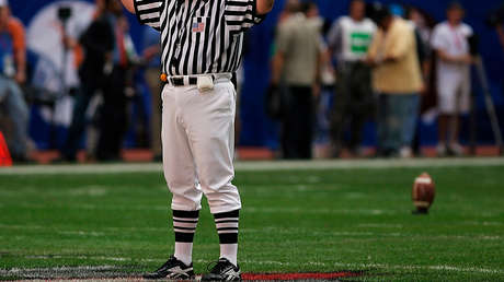 VIDEO: Jugador de fútbol americano derriba al árbitro a toda velocidad poco después de ser expulsado