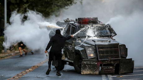 VIDEOS: Carabineros reprimen una nueva protesta en Santiago de Chile que exige la libertad de los presos políticos y la renuncia de Piñera