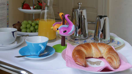 VIDEO: Un chef en cuarentena que cocina con los electrodomésticos de un cuarto de hotel conquista TikTok con sus deliciosos platillos