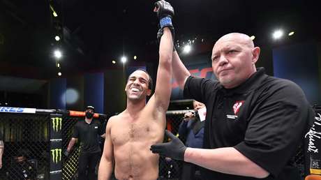 VIDEOS: Se disculpa ante la esposa de su rival después de noquearlo y celebra la victoria con un paso de 'Dirty Dancing'